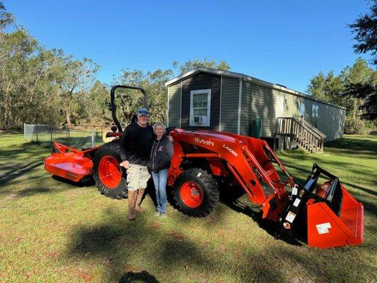 Congratulations to Wade and Deborah Taylor on the purchase of their Kubota MX6000 with a SGC1072 grapple from John Montgomery!