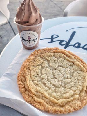 Oatmilk chocolate soft serve & sugar cookie