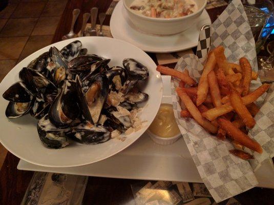 Pittsburgh restaurant week dinner menu - Moules, sauce roquefort served with French fries