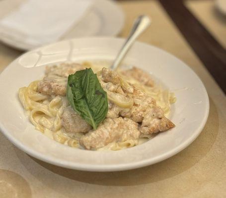 Fettuccine Alfredo e Pollo (chicken was breaded, soggy, and not seasoned)