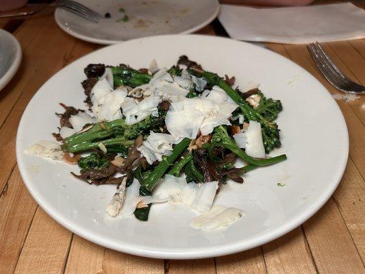 Maitake with broccoli.