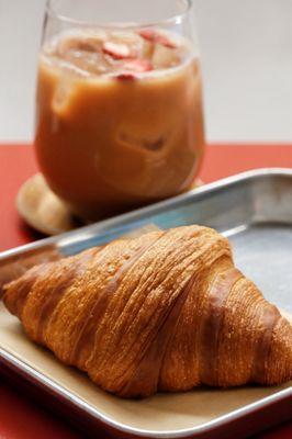 CROISSANT｜STRAWBERRY HONG KONG MILK TEA