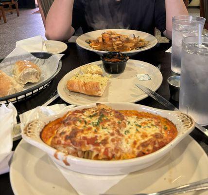 Pasta Trio, Garlic Bread, Seafood Combo