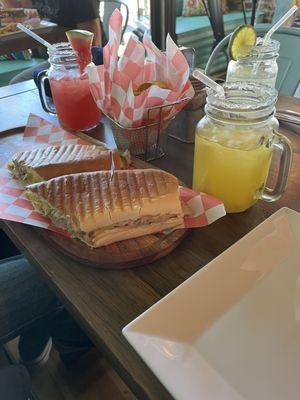 Cuban sandwich accompanied by plátano chips and delicious fruit juices.