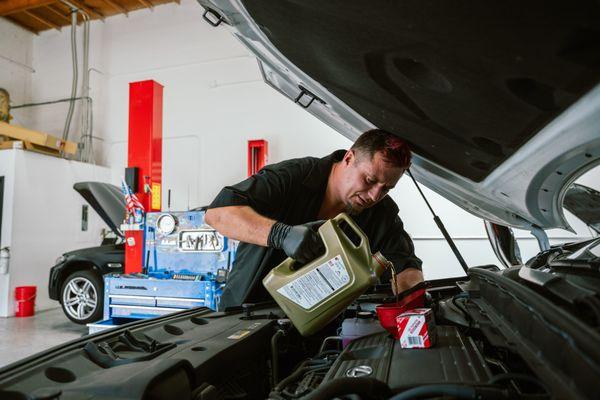 Oil change at our workshop: quick, reliable, affordable, expert technicians, advanced equipment,  consultations, eco-friendly, efficient ser