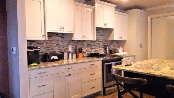 White Kitchen: Very Nice Combination with Countertop and Backsplash !