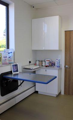 Well designed, clean and neat exam room to accomodate large dogs and pocket pets. IPad always handy to help with procedure de...