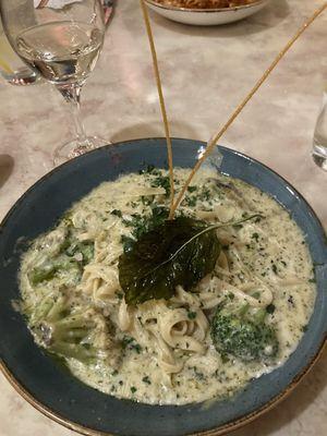 Linguine with broccoli and pesto cream