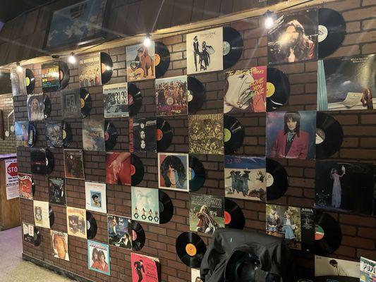 Awesome display of old vinyls which I admire.