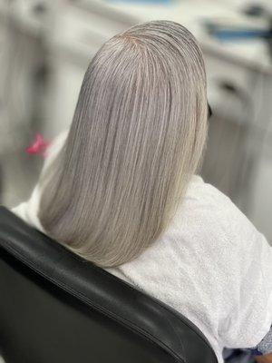 come and ask for our non-yellow salt-free shampoo, special to keep your gray hair vibrant and