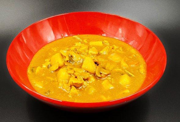 Home-made Curry with Rice (Served with chicken - Vegetarian and noodle option available)