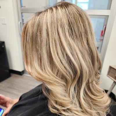 All over teasylights  #woodstockblondespecialist #woodstockblondehair #woodstockbalayage #RootTouchUp #ColorMelt #womenshaircuts