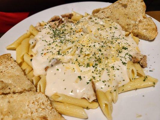 Delicious, creamy and flavorful Chicken Alfredo pasta.