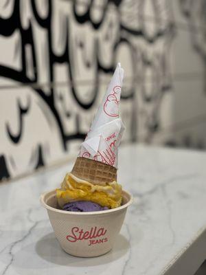 Split scoop with sugar cone