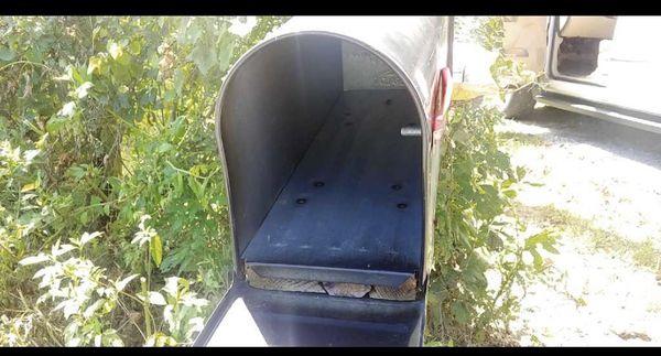 Showing nothing inside my mailbox when small packages were left on the ground or sitting onto of or behind my mailbox