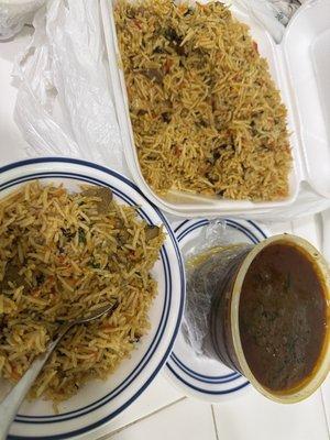 Chicken biryani and goat curry! Soooo delicious! Thank you and I enjoyed your food right now.