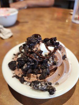 Vanilla ice cream with oreo crumbs