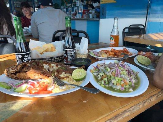 Mojarra, ceviche de camaron y camarones al mojo de ajo.