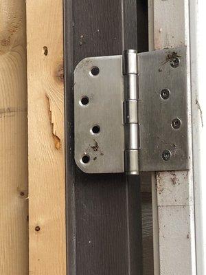 Middle hinge. Notice that their are no screws ... not even screw holes.