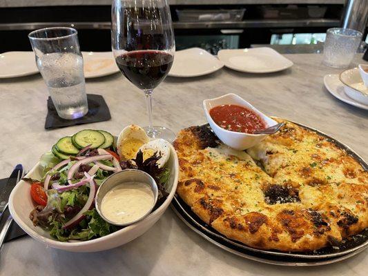 Salad with garlic cheese bread