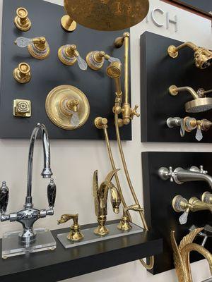 #faucets #brassfaucets #goldplated #sinks #bathroomdesign #swanfaucet #homedesign #modernshowroom #bathroom