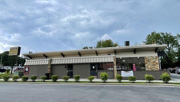 Side view of restaurant - standalone bldg - you can see it's a pretty big place - right off Main next to Kroger, across from Cook Out