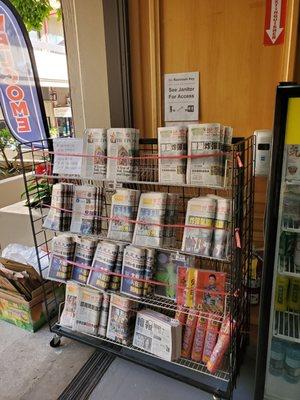 Very few places bring in Chinese newspapers, but Kanjico has it.