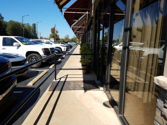 Taqueria El Manhattan entry blocked from sidewalk access so no handicapped access from walkway, only from south end of parking lot