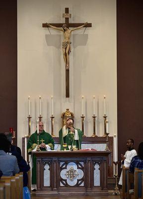 Bishop Daniel Mueggenborg assisted by UNR professor Deacon Jim McClenahan at Sunday 6:30 pm mass.