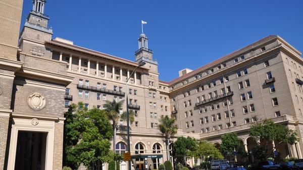 The exterior of Hotel Oakland.