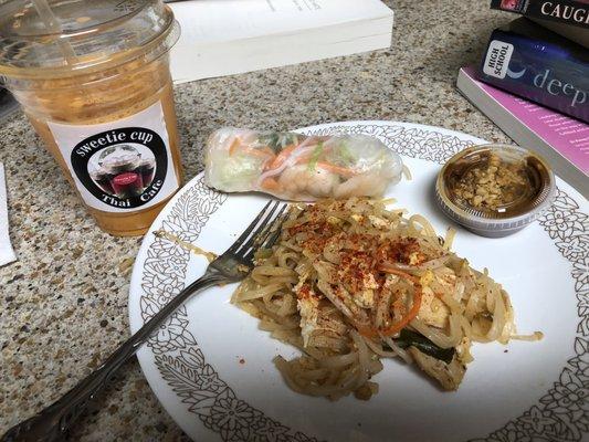 Chicken Pad Thai / spring roll with sauce - Thai Tea