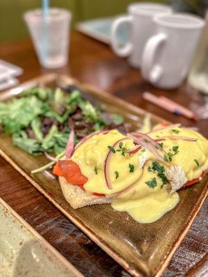 Smoked salmon egg benedict