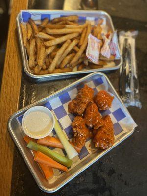 5 Boneless Wings buffalo