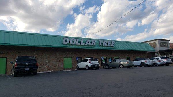 Dollar Tree exterior