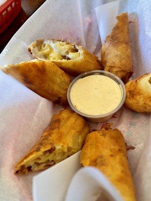 Mac 'n cheese eggrolls