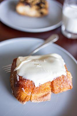 Cinnamon Roll w/ Frosting ($4.50)