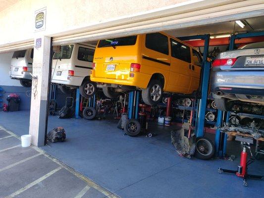 Lots of VW Eurovan being repaired