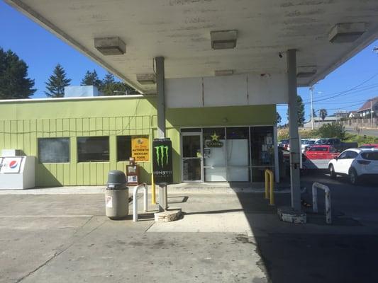 Converted gas station to Mexican food stand and mini mart