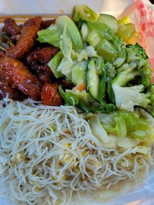 Rice noodles, jalapeno chicken and veggies. Really tasty!