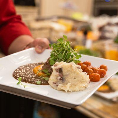 SEARED FILET MIGÑON BALSAMIC REDUCTION W/MASHED POTATOES