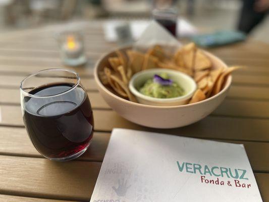 Guacamole and chips, red wine (French)