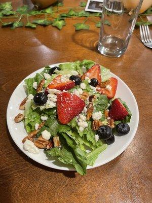 Berry and pecan Salad with champagne dressing