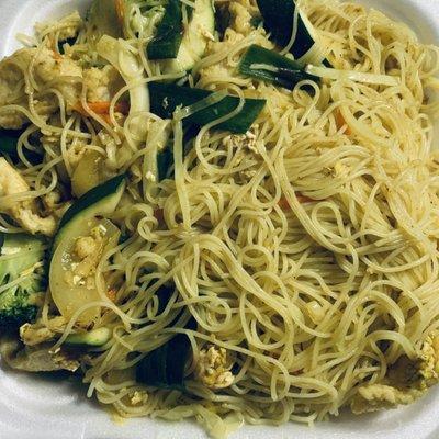 Singapore curry noodles with chicken and veggies