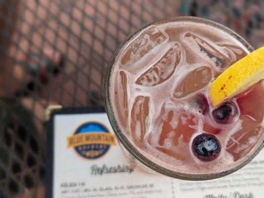 Blueberry lemonade shandy