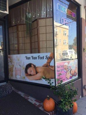 From the sidewalk, Yan Yan Foot Spa front door. Please, come inside...