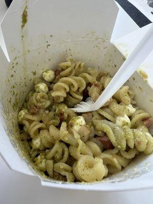 Fusilli with pesto sauce, pancetta and fresh mozzarella