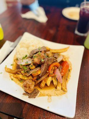 Saltado de pollo y Parrilla de Carne con Arroz y Papas