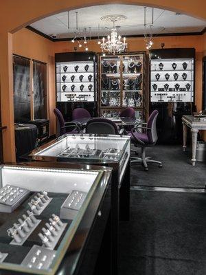 The Devam showroom is an inviting environment to design your jewelry.