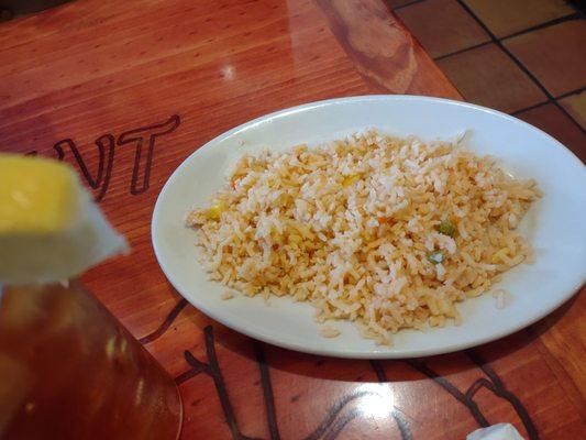 Fried rice with two or three pieces of corn and one or two peas