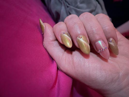 Beautiful nail art by Mimi